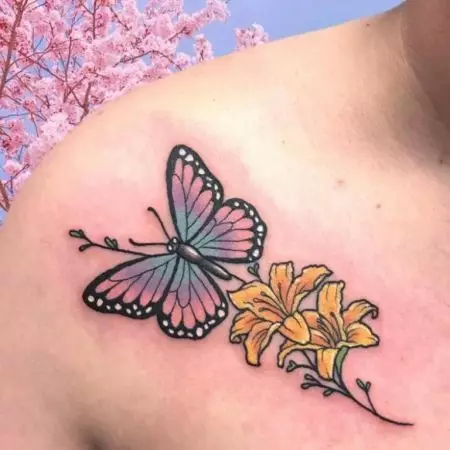 Tattoo perhoset tytöille (56 valokuvaa): Tattooksen arvo kädessä ja ranteella, alaselässä ja kaulassa, jalan ja vatsaan, takana ja muilla alueilla, luonnokset 14214_30