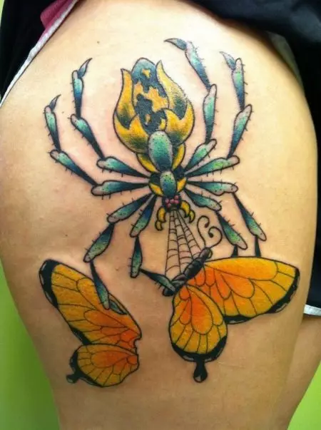 Тетоважа со пеперутки за девојки (56 фотографии): вредноста на тетоважите на раката и на рачниот зглоб, на долниот дел на грбот и на вратот, на ногата и на стомакот, на грб и во други области, скици 14214_33