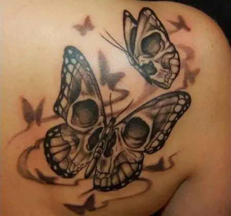 Tattoo z metulji za dekleta (56 fotografij): vrednost tetovaže na roki in na zapestju, na spodnjem delu hrbta in na vratu, na nogi in na želodcu, na hrbtu in na drugih območjih, skice 14214_34