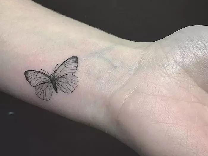 Tato dengan kupu-kupu untuk anak perempuan (56 foto): nilai tato di tangan dan di pergelangan tangan, di punggung bawah dan di leher, di kaki dan di perut, di bagian belakang dan di daerah lain, sketsa 14214_37
