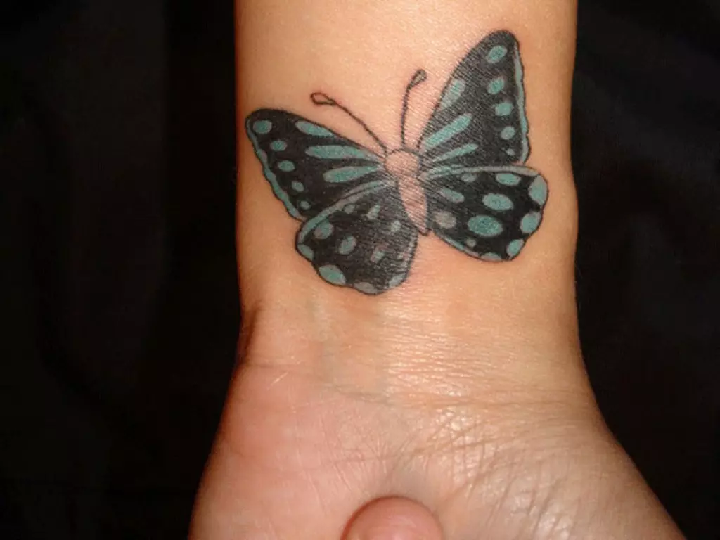 Tattoo z metulji za dekleta (56 fotografij): vrednost tetovaže na roki in na zapestju, na spodnjem delu hrbta in na vratu, na nogi in na želodcu, na hrbtu in na drugih območjih, skice 14214_38