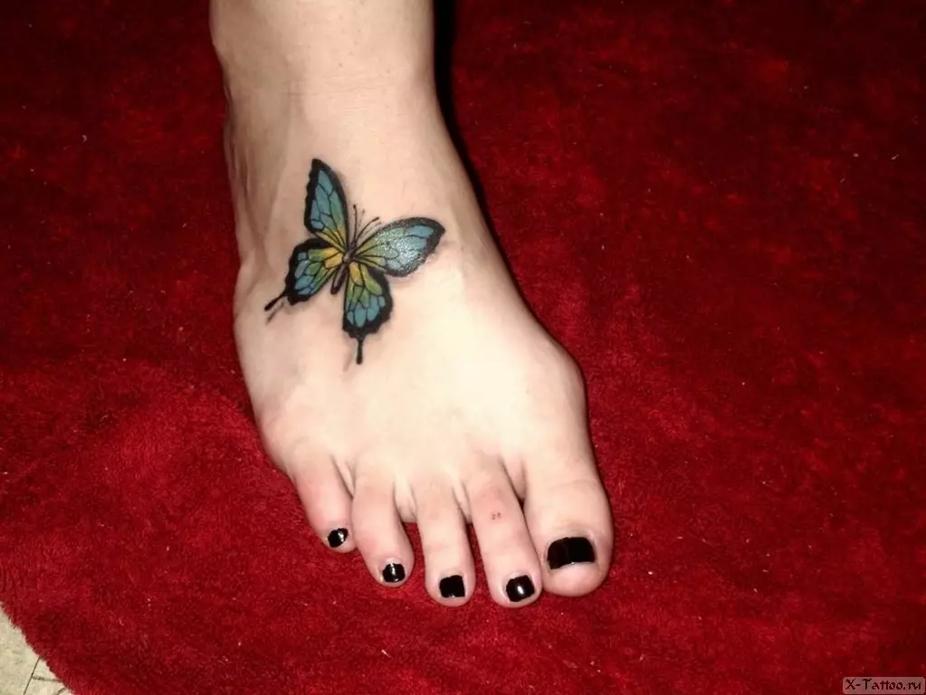 Tattoo with butterflies for girls (56 photos): the value of tattoos on the hand and on the wrist, on the lower back and on the neck, on the leg and on the stomach, on the back and in other areas, sketches 14214_40