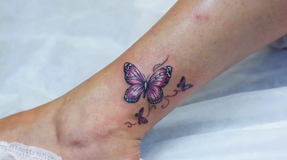 Tattoo z metulji za dekleta (56 fotografij): vrednost tetovaže na roki in na zapestju, na spodnjem delu hrbta in na vratu, na nogi in na želodcu, na hrbtu in na drugih območjih, skice 14214_41