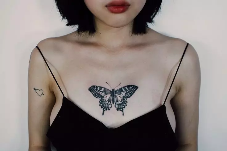 Tatuaje con mariposas para niñas (56 fotos): el valor de los tatuajes en la mano y en la muñeca, en la parte inferior de la espalda y en el cuello, en la pierna y en el estómago, en la parte posterior y en otras áreas, bocetos. 14214_48