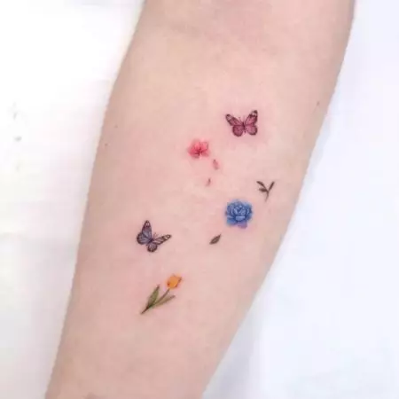 Tattoo z metulji za dekleta (56 fotografij): vrednost tetovaže na roki in na zapestju, na spodnjem delu hrbta in na vratu, na nogi in na želodcu, na hrbtu in na drugih območjih, skice 14214_52