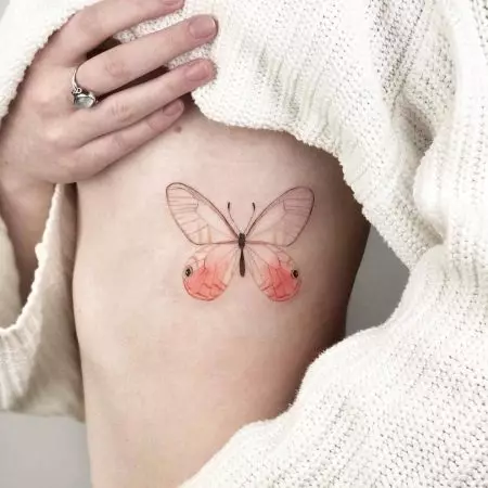 Tattoo me fluturat për vajzat (56 foto): Vlera e tatuazheve në dorë dhe në dore, në pjesën e poshtme të shpinës dhe në qafë, në këmbë dhe në stomak, në krahasim me skica 14214_54