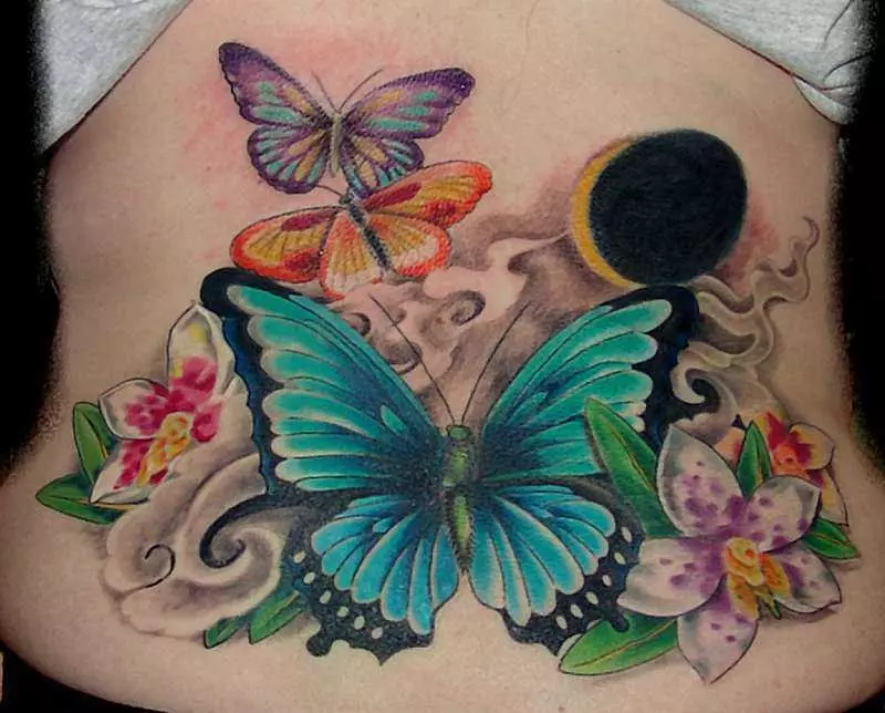 Tetoválás a lányok lepkékkel (56 fotók): a tetoválás értéke a kézben és a csuklóján, az alsó háton és a nyakán, a lábán és a gyomorban, hátul és más területeken, vázlatok 14214_55