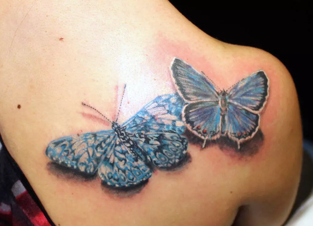 Tattoo med sommerfugle til piger (56 billeder): Værdien af ​​tatoveringer på hånden og på håndleddet, på bagsiden og på nakken, på benet og på maven, på bagsiden og i andre områder, skitserer 14214_56
