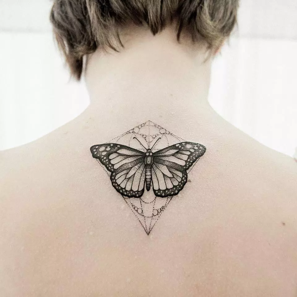 Tatuaje con mariposas para niñas (56 fotos): el valor de los tatuajes en la mano y en la muñeca, en la parte inferior de la espalda y en el cuello, en la pierna y en el estómago, en la parte posterior y en otras áreas, bocetos. 14214_6