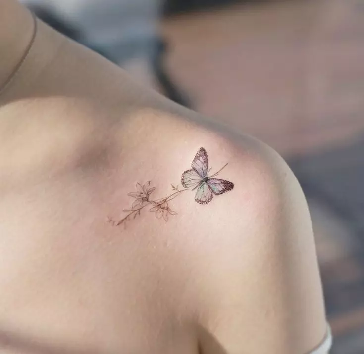 Tatuering med fjärilar för tjejer (56 bilder): Värdet av tatueringar på handen och på handleden, på nedre delen och på nacken, på benet och på magen, på baksidan och i andra områden, skisser 14214_7