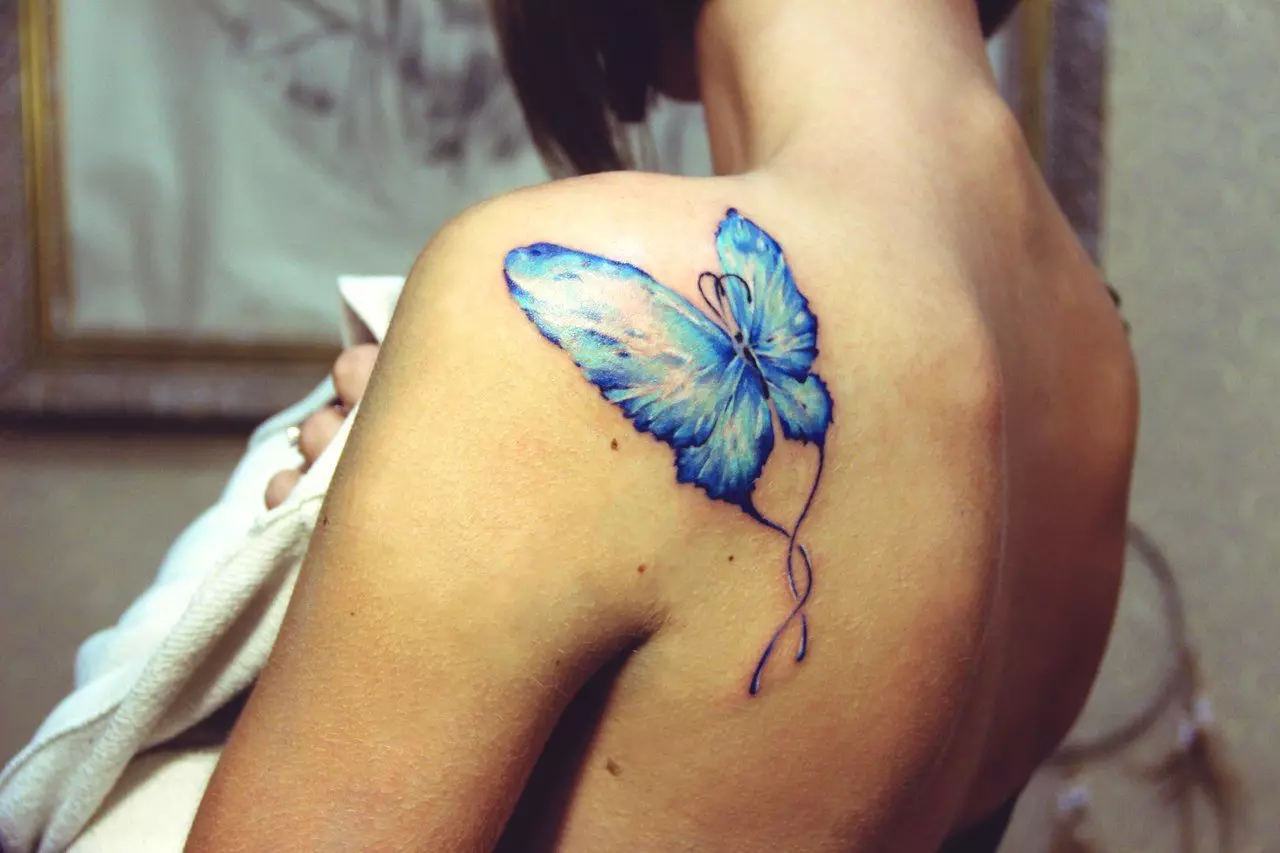 Tattoo perhoset tytöille (56 valokuvaa): Tattooksen arvo kädessä ja ranteella, alaselässä ja kaulassa, jalan ja vatsaan, takana ja muilla alueilla, luonnokset 14214_8