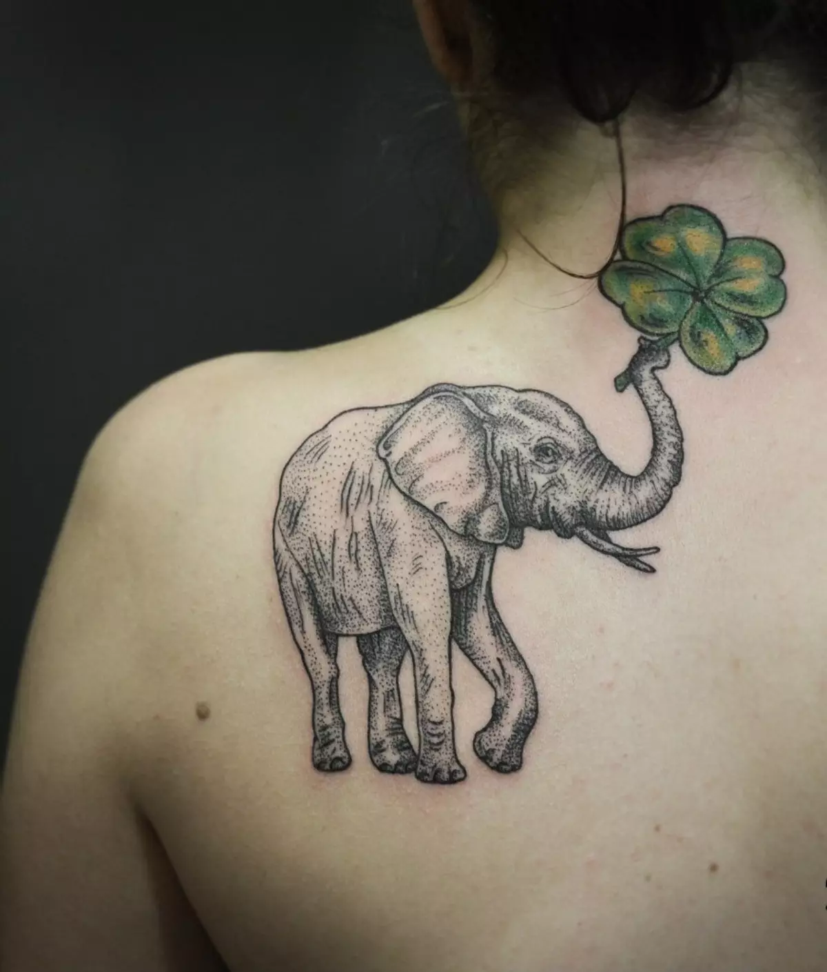 Тату слоник. Тату слоника для девушки. Тату на лопатке для девушки слон. Татуировки слона для девушек.