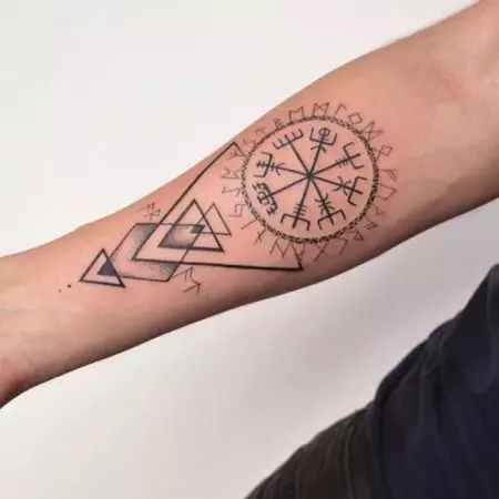 «Веггизир» татуировкасы: Викинг, Скандинавия және славян, ерлер мен әйелдер үшін, артқы, иық және басқа аймақтардағы татуировкалардың эскиздерінің мәні 14225_29