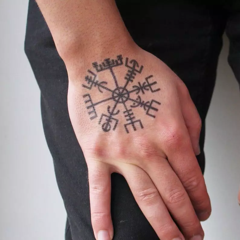 «Веггизир» татуировкасы: Викинг, Скандинавия және славян, ерлер мен әйелдер үшін, артқы, иық және басқа аймақтардағы татуировкалардың эскиздерінің мәні 14225_5