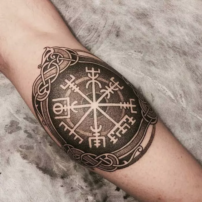 «Веггизир» татуировкасы: Викинг, Скандинавия және славян, ерлер мен әйелдер үшін, артқы, иық және басқа аймақтардағы татуировкалардың эскиздерінің мәні 14225_7