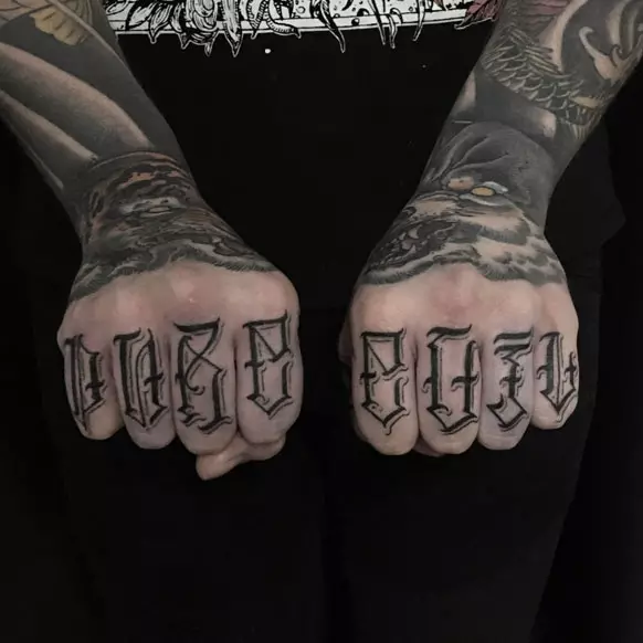 Tatuaje letras: Apuntes de dibujos y características de estilo. La aplicación de tipos de letra y números en la forma de un tatuaje en el cuello, con los dedos de la brocha, la mano y el pecho, otras zonas de hombres y mujeres 14234_12