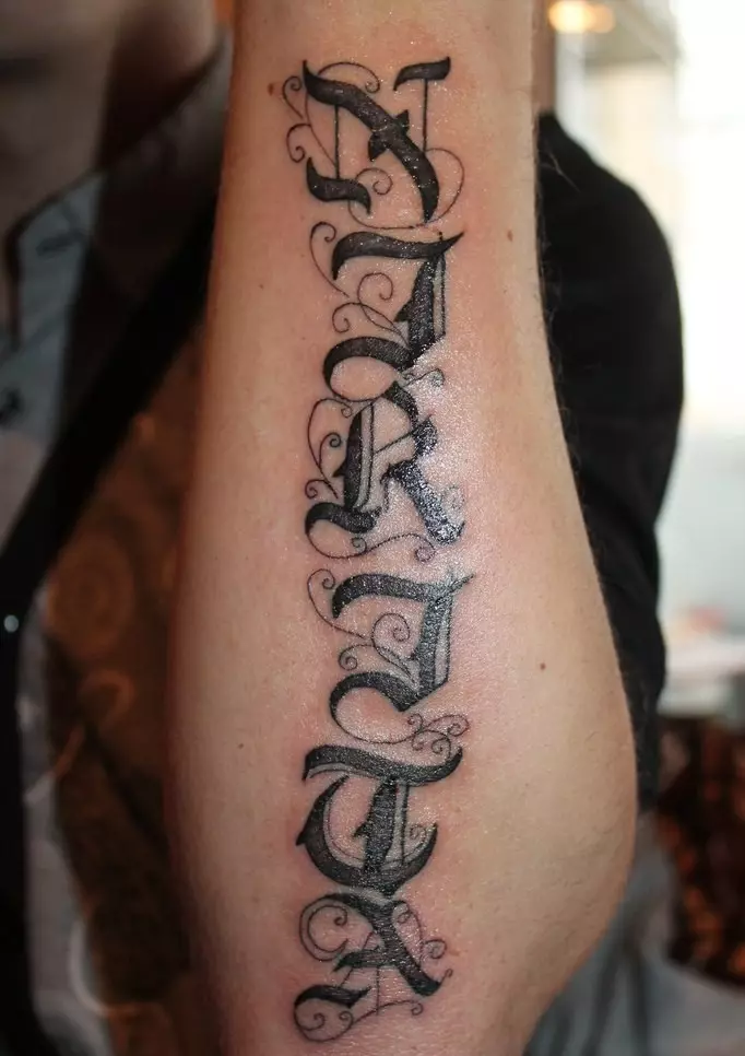 lletres Tatuatge: esbossos i dibuixos característiques d'estil. L'aplicació de tipus de lletra i números en la forma d'un tatuatge al coll, amb els dits de la brotxa, la mà i el pit, altres zones d'homes i dones 14234_14