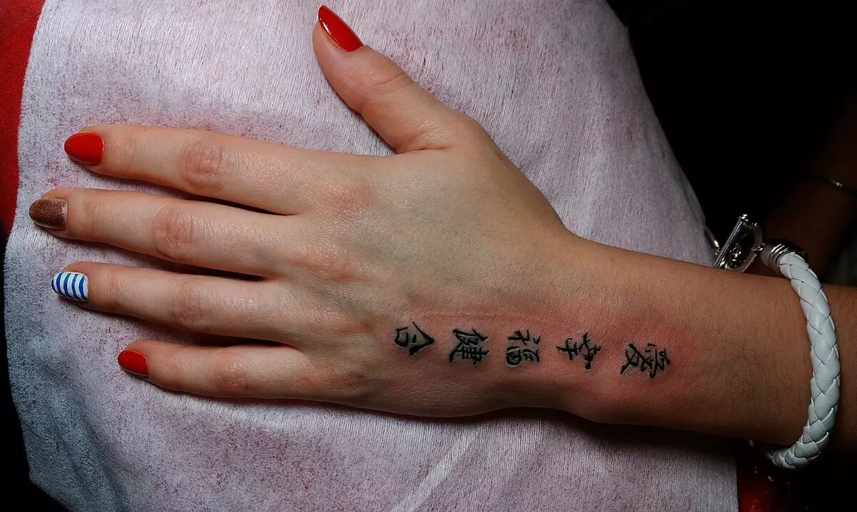 Tattoo Letter: Skice crteža i značajke stila. Primjena fontova i brojeva u obliku tetovaže na vratu, na prstima četke, ruke i prsiju, druge zone muškaraca i žena 14234_20