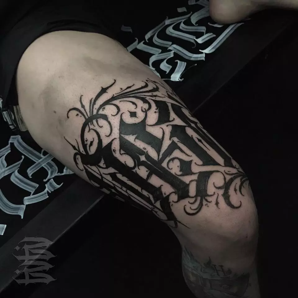 lletres Tatuatge: esbossos i dibuixos característiques d'estil. L'aplicació de tipus de lletra i números en la forma d'un tatuatge al coll, amb els dits de la brotxa, la mà i el pit, altres zones d'homes i dones 14234_34