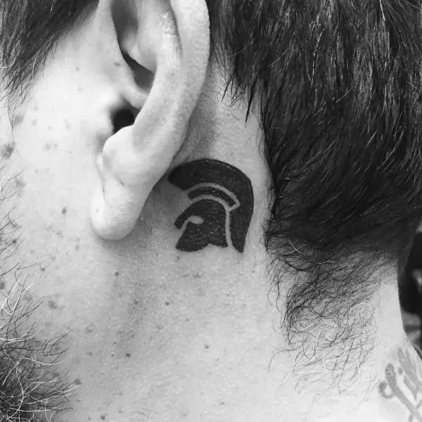 Ear tatovering (58 bilder): Tatoveringer for menn og for kvinner, små stjerner og slanger, fugler og kvister, stjerner og Phoenix, andre alternativer og eksempler på skisser 14236_10