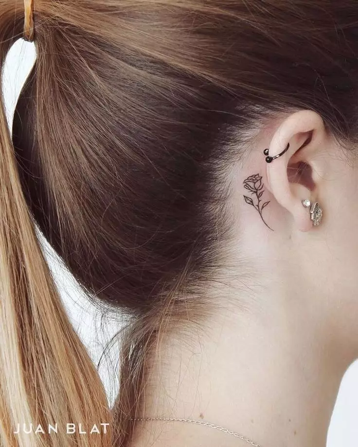 Tatouage d'oreille (58 photos): tatouages ​​pour hommes et femmes, petites étoiles et serpents, oiseaux et brindilles, astérisques et phénix, autres options et exemples de croquis 14236_11