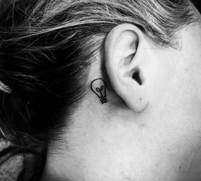 Ear Tattoo (58 bilder): Tatueringar för män och för kvinnor, små stjärnor och ormar, fåglar och kvistar, asterisker och Phoenix, andra alternativ och exempel på skisser 14236_15