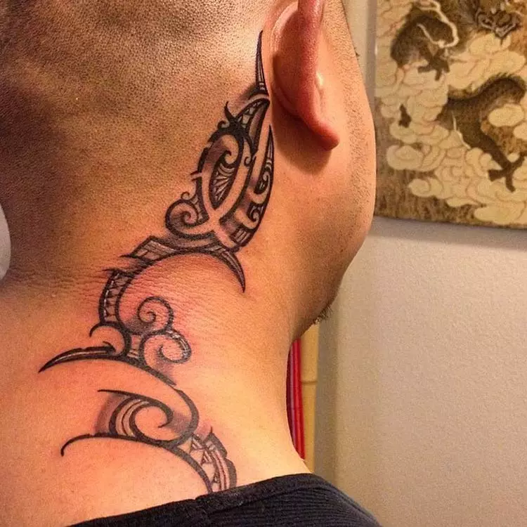 Tattoo cluaise (58 grianghraf): tattoos d'fhir agus do mhná, réaltaí beaga agus nathracha, éin agus craobhóga, réiltíní agus an Phoenix, roghanna eile agus samplaí de sceitsí 14236_16
