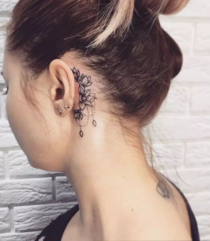 Tatuaggio auricolari (58 foto): tatuaggi per uomo e per donna, piccole stelle e serpenti, uccelli e ramoscelli, asterischi e fenice, altre opzioni ed esempi di schizzi 14236_19