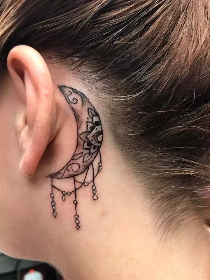 Fül tetoválás (58 fotók): Tetoválás férfiaknak és nőknek, kis csillagoknak és kígyóknak, madaraknak és gallyaknak, csillagoknak és phoenixnek, egyéb lehetőségeknek és példáknak a vázlatokra 14236_20