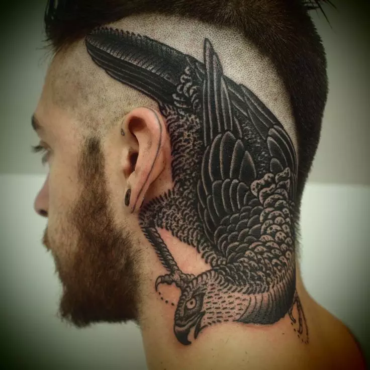 Fül tetoválás (58 fotók): Tetoválás férfiaknak és nőknek, kis csillagoknak és kígyóknak, madaraknak és gallyaknak, csillagoknak és phoenixnek, egyéb lehetőségeknek és példáknak a vázlatokra 14236_21