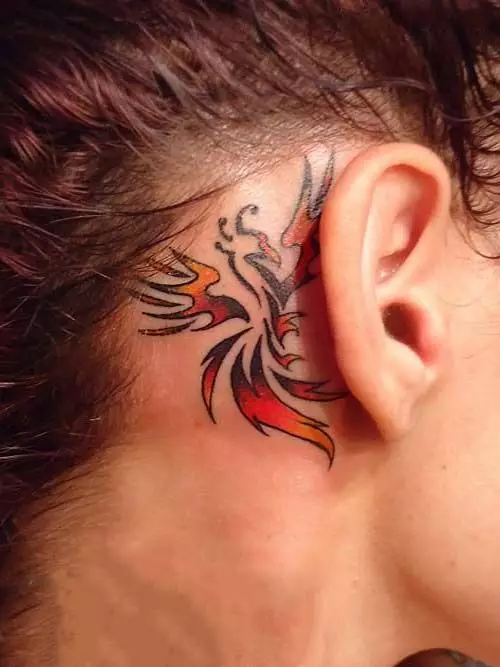 Belarriko tatuajeak (58 argazki): Gizonentzako tatuajeak eta emakumezkoentzako, izar txikiak eta sugeak, hegaztiak eta adarrak, asteriskoak eta Phoenix, beste aukera eta adibide batzuk 14236_24