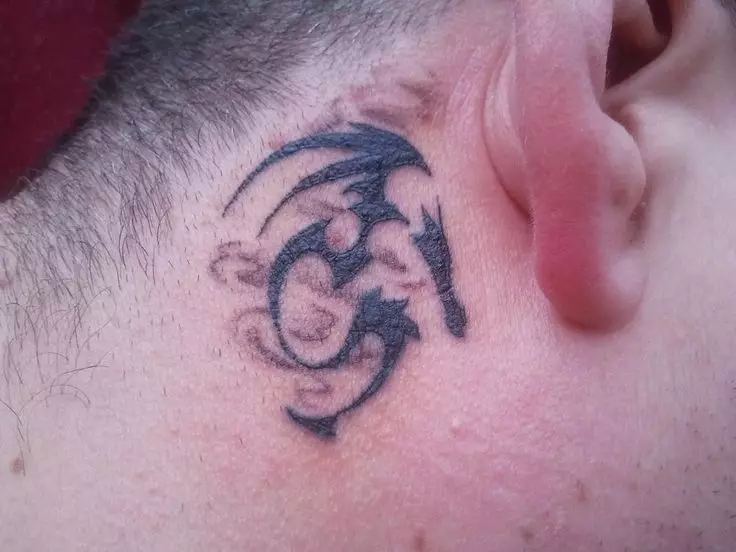 Tatouage d'oreille (58 photos): tatouages ​​pour hommes et femmes, petites étoiles et serpents, oiseaux et brindilles, astérisques et phénix, autres options et exemples de croquis 14236_32