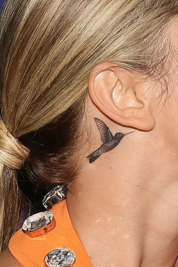 Tatouage d'oreille (58 photos): tatouages ​​pour hommes et femmes, petites étoiles et serpents, oiseaux et brindilles, astérisques et phénix, autres options et exemples de croquis 14236_47
