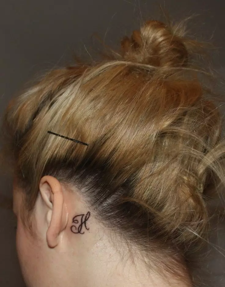 Tatuaggio auricolari (58 foto): tatuaggi per uomo e per donna, piccole stelle e serpenti, uccelli e ramoscelli, asterischi e fenice, altre opzioni ed esempi di schizzi 14236_50