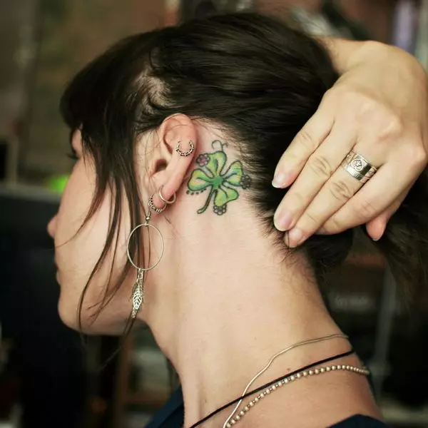 Tatouage d'oreille (58 photos): tatouages ​​pour hommes et femmes, petites étoiles et serpents, oiseaux et brindilles, astérisques et phénix, autres options et exemples de croquis 14236_54