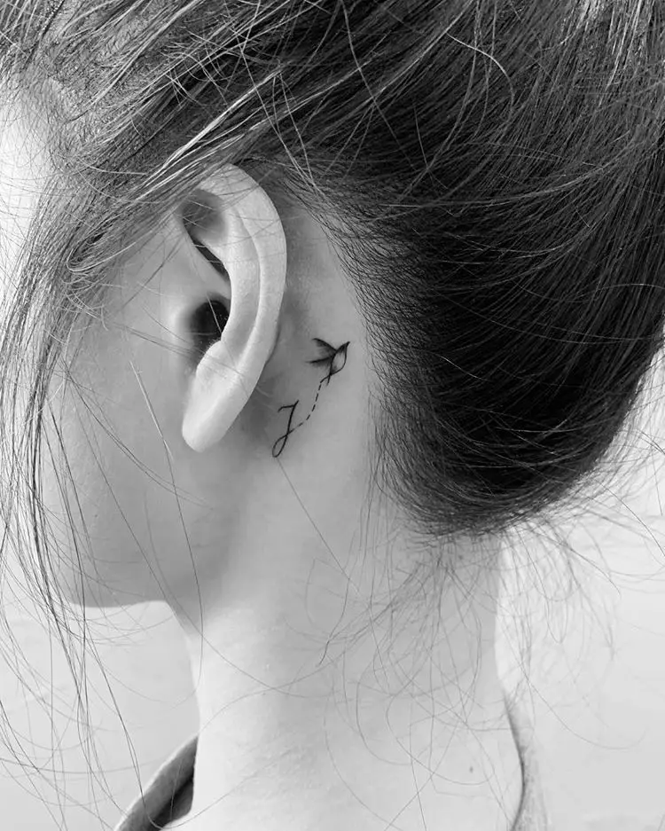 Fül tetoválás (58 fotók): Tetoválás férfiaknak és nőknek, kis csillagoknak és kígyóknak, madaraknak és gallyaknak, csillagoknak és phoenixnek, egyéb lehetőségeknek és példáknak a vázlatokra 14236_6