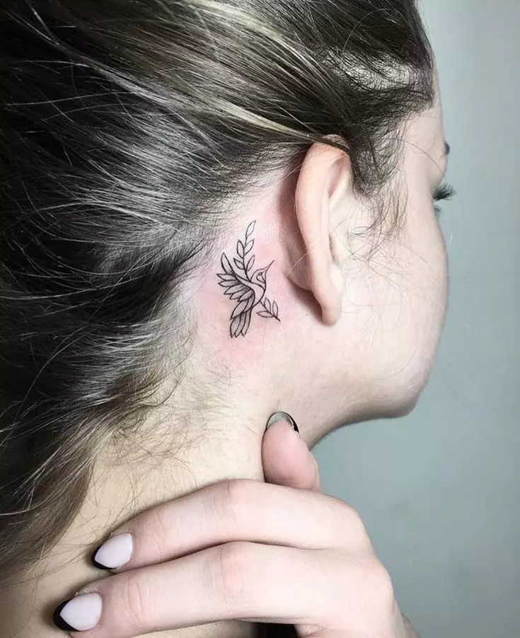 Tatouage d'oreille (58 photos): tatouages ​​pour hommes et femmes, petites étoiles et serpents, oiseaux et brindilles, astérisques et phénix, autres options et exemples de croquis 14236_8