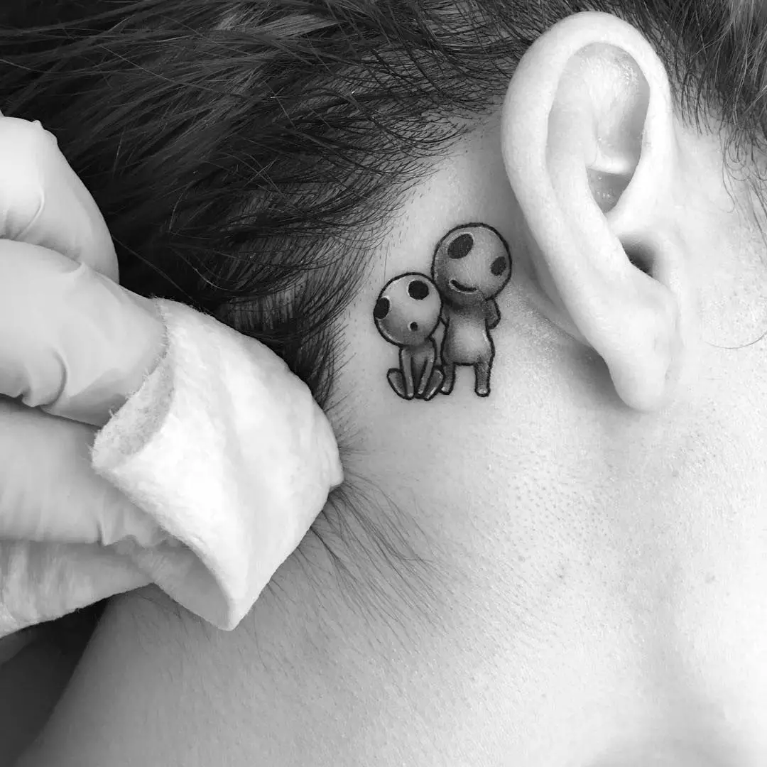 Tatouage d'oreille (58 photos): tatouages ​​pour hommes et femmes, petites étoiles et serpents, oiseaux et brindilles, astérisques et phénix, autres options et exemples de croquis 14236_9