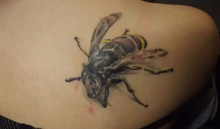 TATTOO «Bee»: ئەرلەرنىڭ مەنىسى ۋە بويۇنلىرى, بويۇن ۋە بويۇنلىرى ۋە بويۇن ۋە باشقا گۈزەل مىساللار 14240_10