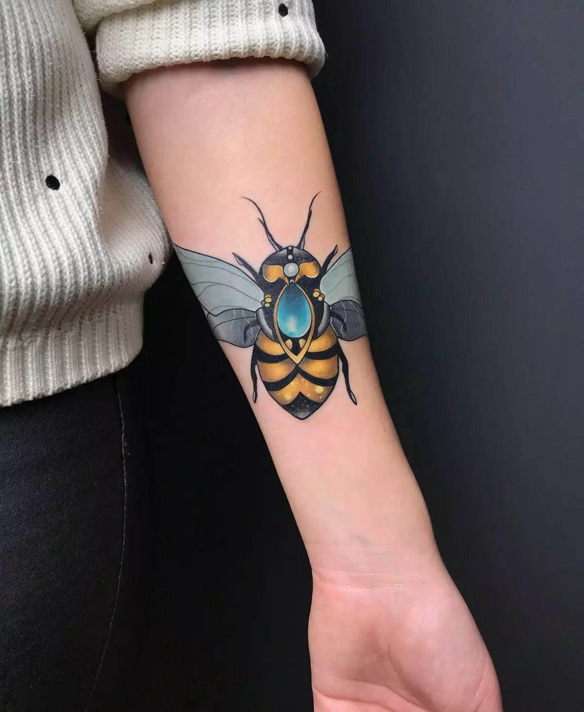 タトゥー「蜂」：男性のための意味とスケッチ手と首のための女の子のための小さな入れ墨蜂、花の上の蜂の入れ墨と他の美しい例 14240_11