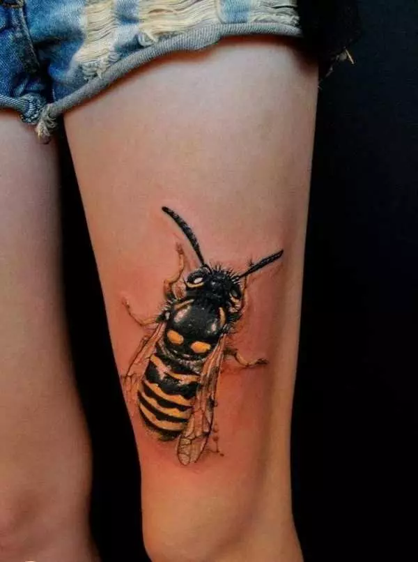 TATTOO «Bee»: ئەرلەرنىڭ مەنىسى ۋە بويۇنلىرى, بويۇن ۋە بويۇنلىرى ۋە بويۇن ۋە باشقا گۈزەل مىساللار 14240_12