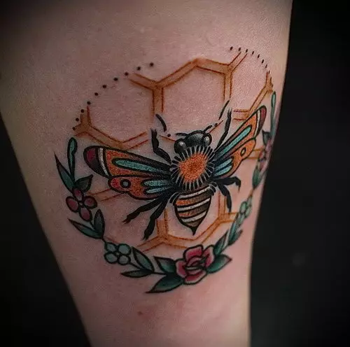 Tattoo «Bee». Իմ իմաստն ու էսքիզներ տղամարդկանց համար, փոքրիկ դաջվածքի մեղու աղջիկների եւ պարանոցի վրա, մեղվաբուծական դաջվածքներ ծաղկի եւ այլ գեղեցիկ օրինակների համար 14240_13