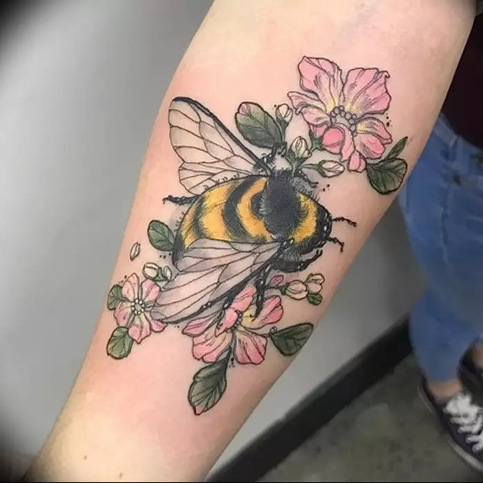 タトゥー「蜂」：男性のための意味とスケッチ手と首のための女の子のための小さな入れ墨蜂、花の上の蜂の入れ墨と他の美しい例 14240_14