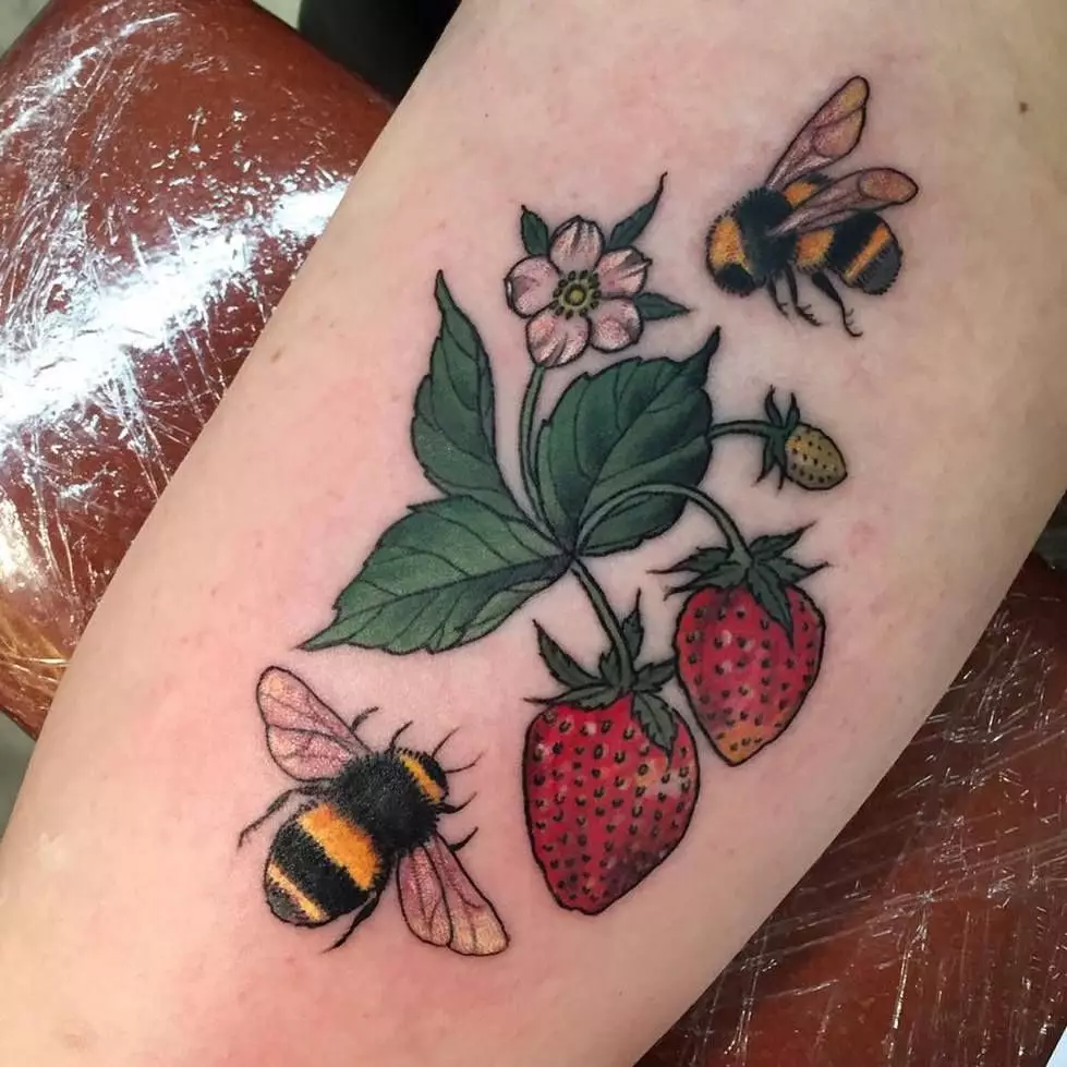 タトゥー「蜂」：男性のための意味とスケッチ手と首のための女の子のための小さな入れ墨蜂、花の上の蜂の入れ墨と他の美しい例 14240_18