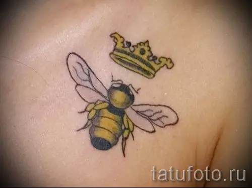 タトゥー「蜂」：男性のための意味とスケッチ手と首のための女の子のための小さな入れ墨蜂、花の上の蜂の入れ墨と他の美しい例 14240_19