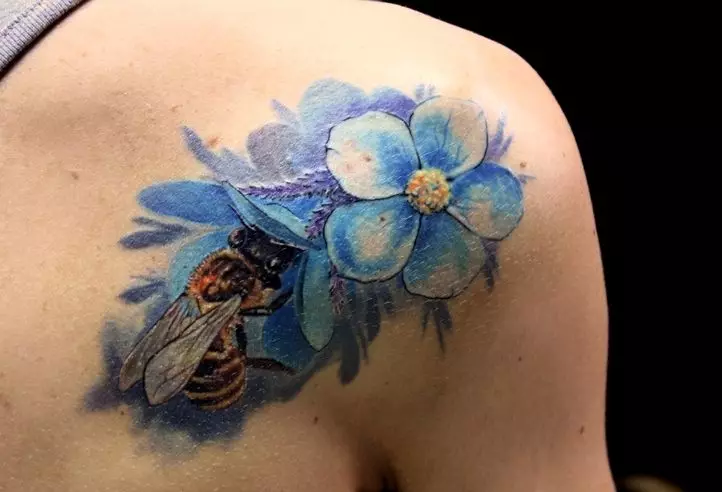 Tattoo «Bee». Իմ իմաստն ու էսքիզներ տղամարդկանց համար, փոքրիկ դաջվածքի մեղու աղջիկների եւ պարանոցի վրա, մեղվաբուծական դաջվածքներ ծաղկի եւ այլ գեղեցիկ օրինակների համար 14240_2