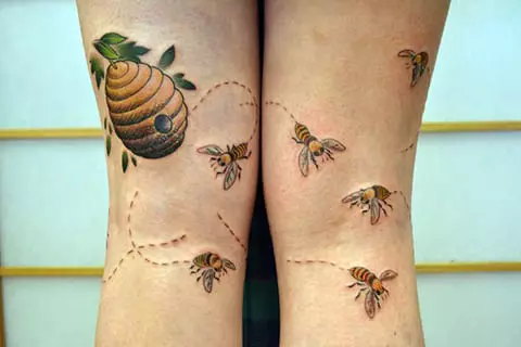 タトゥー「蜂」：男性のための意味とスケッチ手と首のための女の子のための小さな入れ墨蜂、花の上の蜂の入れ墨と他の美しい例 14240_24