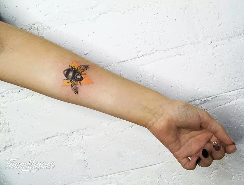 Tattoo «Bee». Իմ իմաստն ու էսքիզներ տղամարդկանց համար, փոքրիկ դաջվածքի մեղու աղջիկների եւ պարանոցի վրա, մեղվաբուծական դաջվածքներ ծաղկի եւ այլ գեղեցիկ օրինակների համար 14240_27