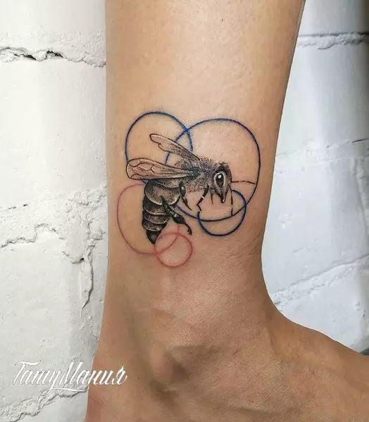 Tattoo «Bee». Իմ իմաստն ու էսքիզներ տղամարդկանց համար, փոքրիկ դաջվածքի մեղու աղջիկների եւ պարանոցի վրա, մեղվաբուծական դաջվածքներ ծաղկի եւ այլ գեղեցիկ օրինակների համար 14240_28