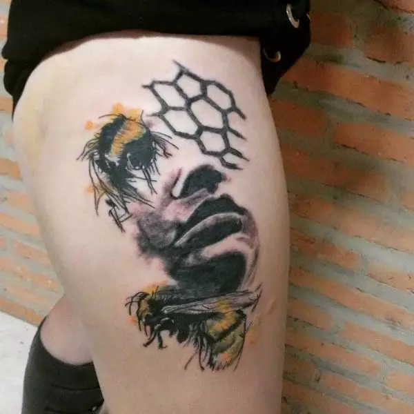 Tattoo «Bee». Իմ իմաստն ու էսքիզներ տղամարդկանց համար, փոքրիկ դաջվածքի մեղու աղջիկների եւ պարանոցի վրա, մեղվաբուծական դաջվածքներ ծաղկի եւ այլ գեղեցիկ օրինակների համար 14240_29